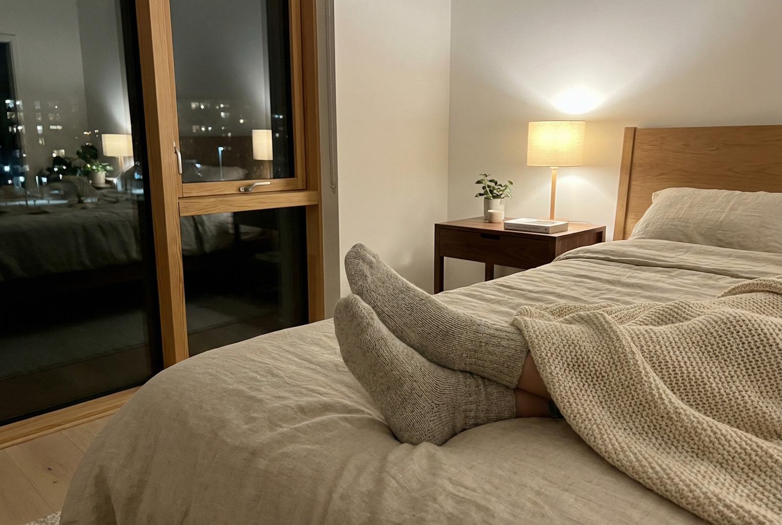 Mit Socken schlafen könnte das Einschlafen beschleunigen, laut wissenschaftlicher Forschung